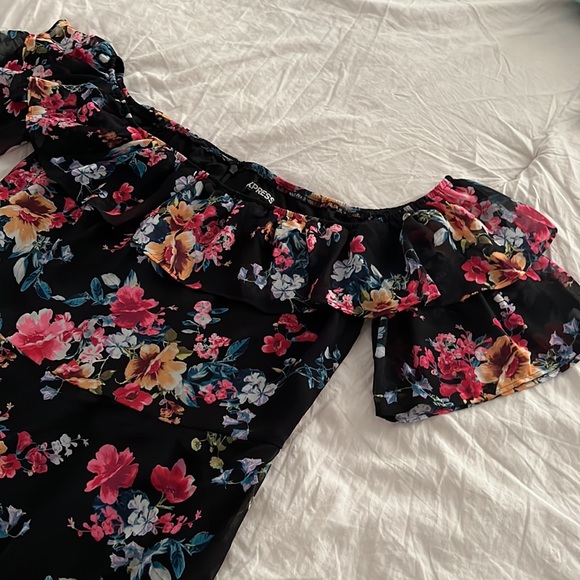 Express.Off the shoulders Black Floral MIDI  dress Fit and Flare - Picture 5 of 6